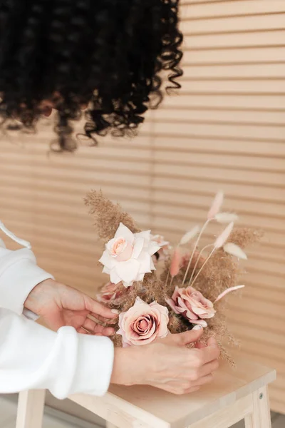 女の子の手に人工の花 贈り物としての装飾花 花を咲かせます 女の子の装飾的な花と手 — ストック写真