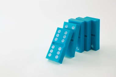 Domino düşmek için düz arka plan üzerinde