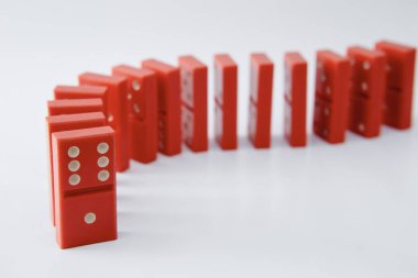 Düz arka plan, bir çizgi birçok Domino Domino
