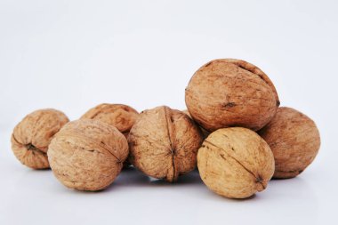 Siyah arka planda ceviz