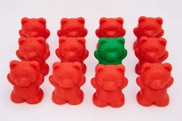 Plastikspielzeugbären Isoliert Auf Weiß Verschiedenen Farben — Stockfoto