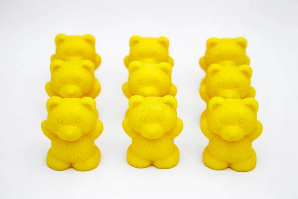 Beyaz farklı renklerde izole plastik oyuncak ayılar 