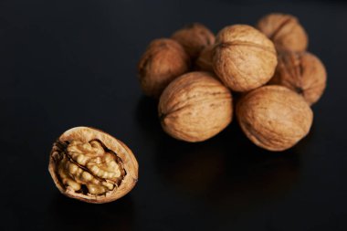 Siyah arka planda cevizler