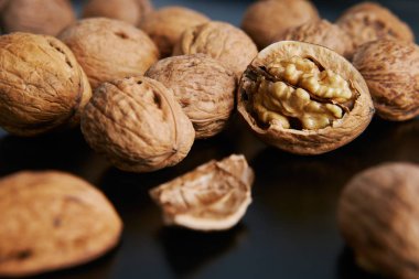 Siyah arka planda cevizler