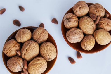 Güzel bir tabak içinde yalan beyaz bir arka plan üzerinde Yunan fındık