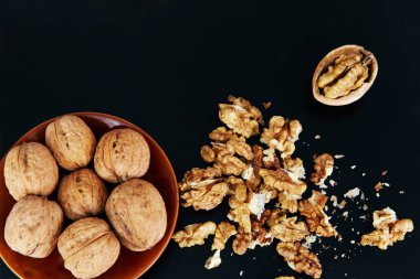 Siyah bir zemin üzerine Yunan ceviz yalan güzel bir kapta