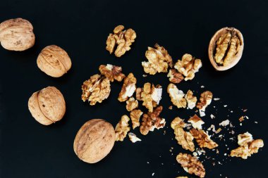 Siyah arka planda cevizler