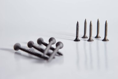 beyaz zemin üzerine siyah vidalar