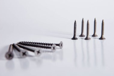 beyaz zemin üzerine siyah vidalar