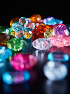 kostüm takı siyah arka plan, yansıma