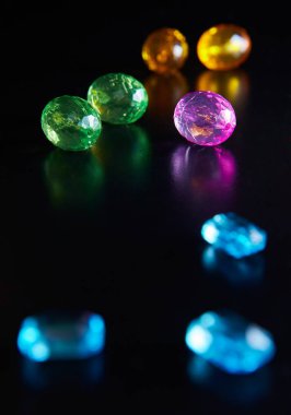 kostüm takı siyah arka plan, yansıma