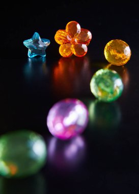 kostüm takı siyah arka plan, yansıma