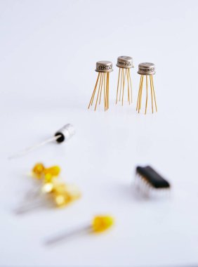 beyaz bir arka plan iyi bir kompozisyon elektronik çip ve radyo parçaları