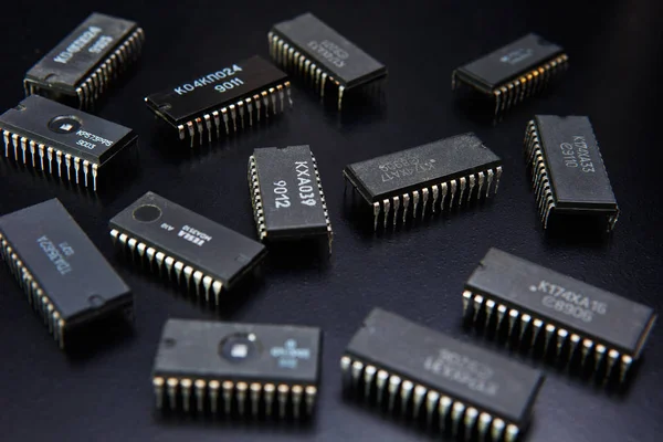 Elektroniskt Chip Svart Bakgrund Högen — Stockfoto