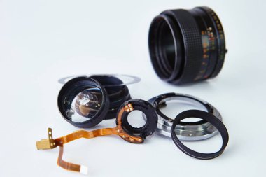 beyaz bir arka plan üzerinde sökülüp lens