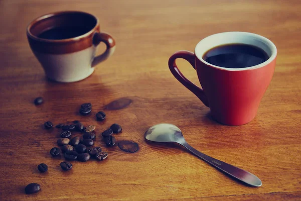 Una Taza Roja Marrón Pie Sobre Una Mesa Madera Granos — Foto de Stock