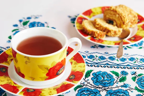 Mug Plate Tea White Tablecloth Sweet Roll Plate — Stock Photo, Image