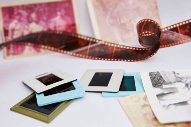 Film ve slaytlar güzel bir kompozisyon içinde beyaz bir arka plan üzerinde