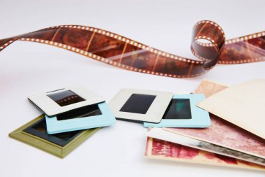 Film ve slaytlar güzel bir kompozisyon içinde beyaz bir arka plan üzerinde