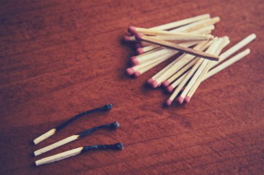 ahşap bir masa, bir sürü maçlar üzerinde yanmış maçlar