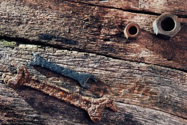 eski ahşap kurullarında paslı eski araçlar