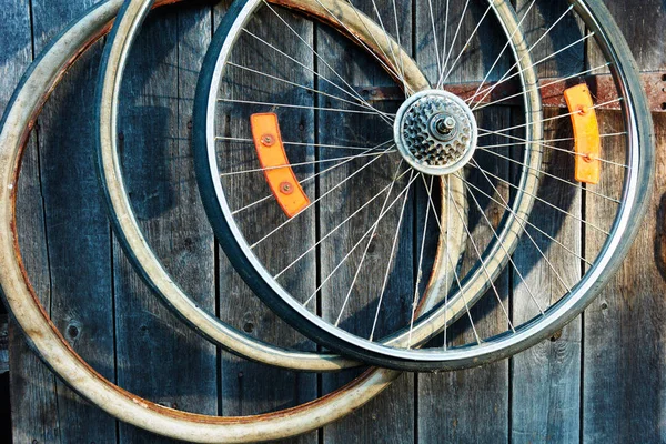 Oude Wielen Van Fiets Details Een Houten Muur — Stockfoto