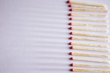 beyaz bir arka plan, bir grup maçlarının Yakılan maçlarını. ve uzun gölgeler