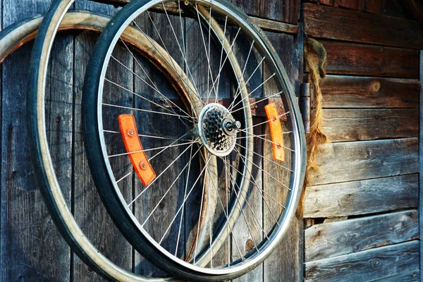 Rodas Velhas Bicicleta Detalhes Uma Parede Madeira — Fotografia de Stock