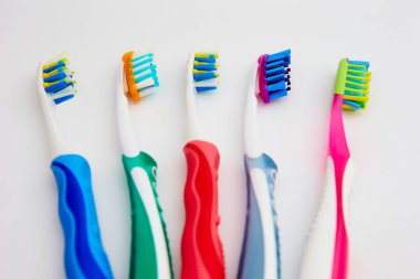 beyaz bir arka plan üzerinde birçok diş fırçaları