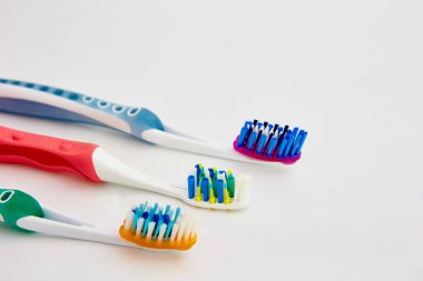 beyaz bir arka plan üzerinde birçok diş fırçaları