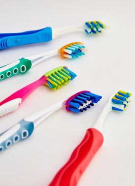 beyaz bir arka plan üzerinde birçok diş fırçaları