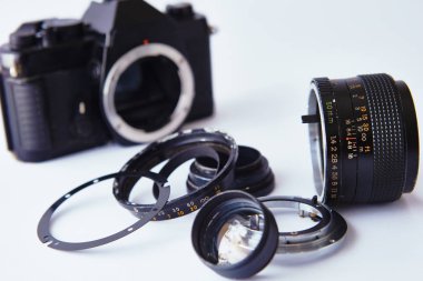 beyaz bir arka plan film kamera sökülüp objektif