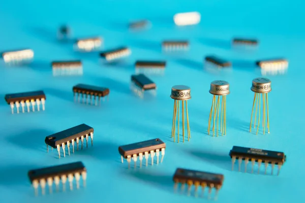 Componenti elettronici per chip e radio — Foto Stock