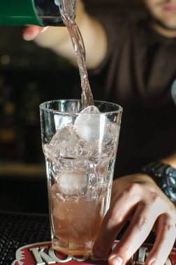 Bir kokteyl içki ve buz küpleri ile yapma