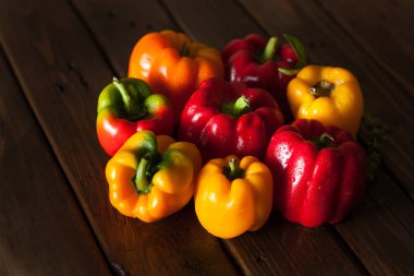 çeşitli renkli tatlı biber