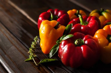 Kırmızı biber, capsicums, çeşitli şekiller ve büyüklük-in taze kırmızı biber