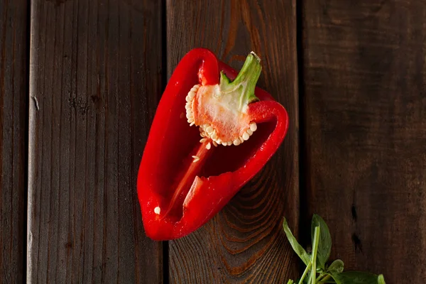 Taze kırmızı biber tohumları ile dilimlenmiş 