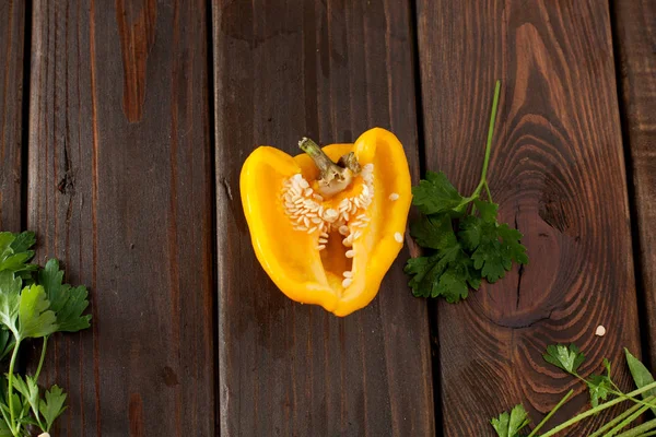 Tatlı yelloew yarım ile tohum dilimlenmiş biber