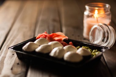 beyaz peynirli küçük haddelenmiş suşi ayarla