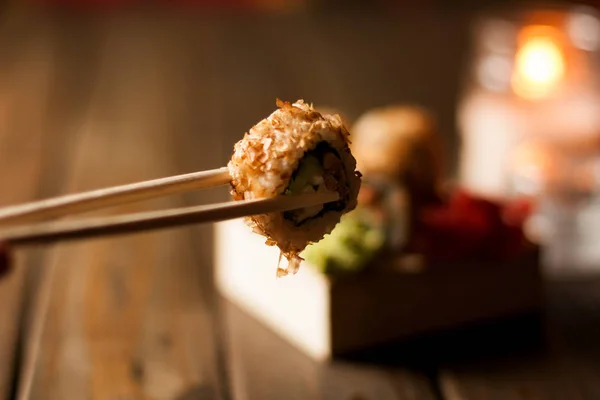 İki bambu sopalarla bir mükemmel makizushi