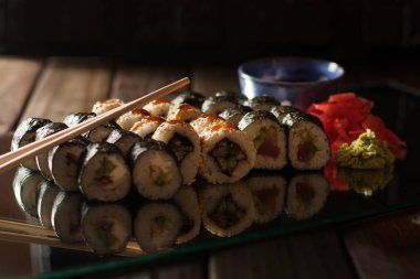 Arkadaşlar büyük şirket için haddelenmiş suşi büyük seti