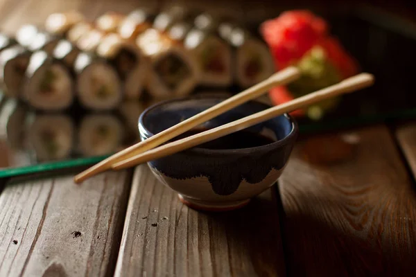 Bambu sopa ve haddelenmiş suşi seti ile küçük güzel fincan Soya sosu 