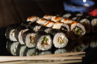 Siyah yosun ve tatlı soslu ile Japon haddelenmiş suşi seti