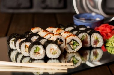 Yengeç, salatalık ve beyaz fermente pirinç ile dizi Japon suşi rulo