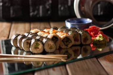 Soya sosu ve at turp ile farklı haddelenmiş suşi Büyük set