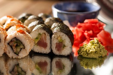 Ham tuzlu deniz balığı ve salatalık, avokado ve horseredish Japon silindirik rulo yakın fotoğraf