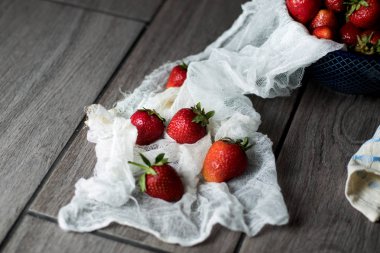 Parlak aroması ve mutfak kullanımı ile çilek Tatlı yaz bahçe meyveleri