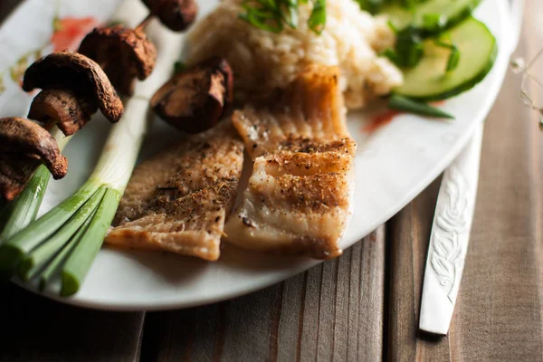 Taze yeşil salatalı kızarmış deniz balığı, sportif yiyecekler, diyet yiyecekler, sağlık kontrolü, aşkla pişirme, ev yemeği, sağlık hizmeti, fitness