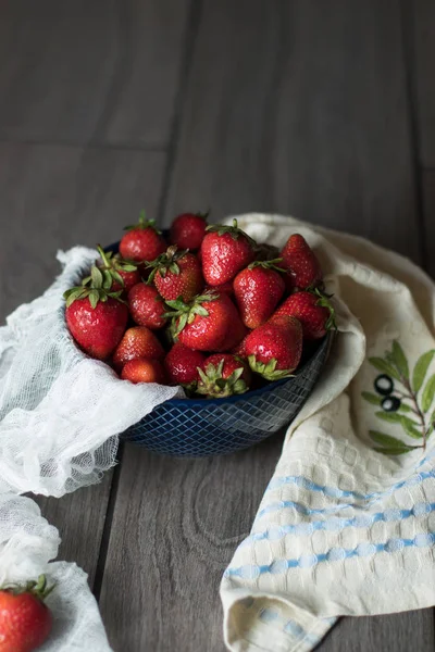 Gran Tazón Fresas Frescas Jardín Para Cocina Verano Casa — Foto de Stock