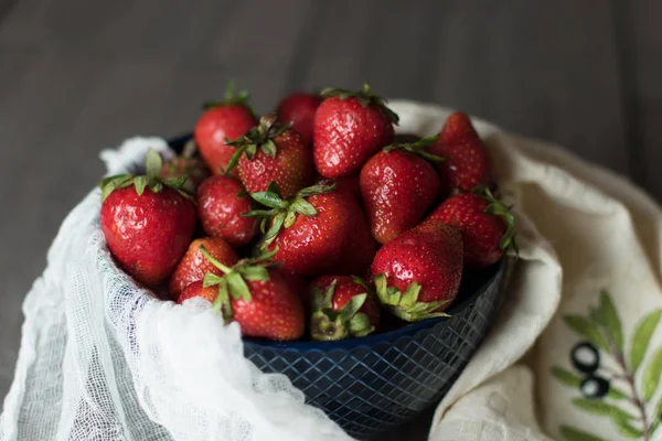 Fragole Rosso Brillante Frutta Con Foglie Verdi Ciotola Blu — Foto Stock